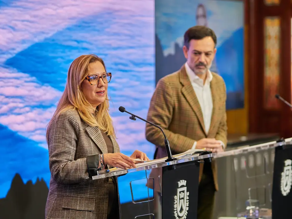 Rosa Dávila, presidenta del Cabildo de Tenerife, junto a Lope Afonso, vicepresidente, en rueda de prensa. Imagen Cabildo de Tenerife