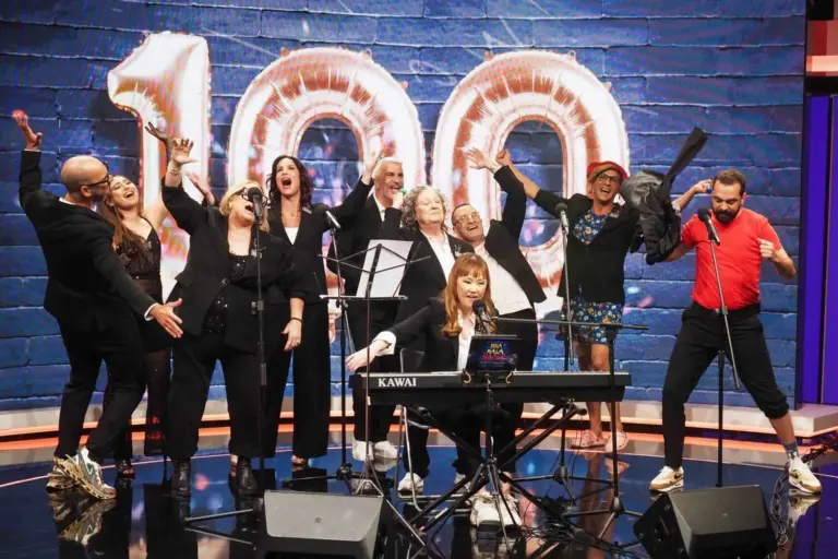‘Una mala noche (la tiene cualquiera)’ celebra 100 programas emitidos entre risas y multiversos junto al artista Pablo Carbonell
