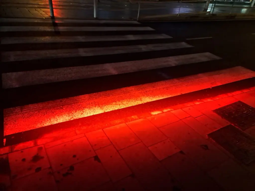 La Laguna instala un semáforo con luz sobre el suelo para peatones mirando el móvil