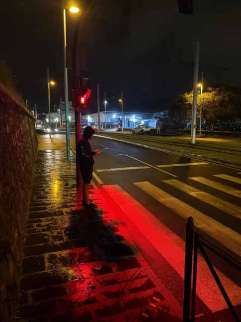 La Laguna instala un semáforo con luz sobre el suelo para los peatones que van mirando el móvil