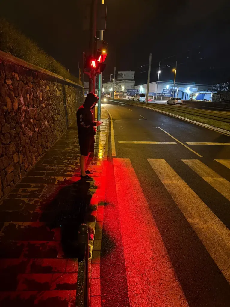 La Laguna instala un semáforo con luz sobre el suelo para peatones mirando el móvil