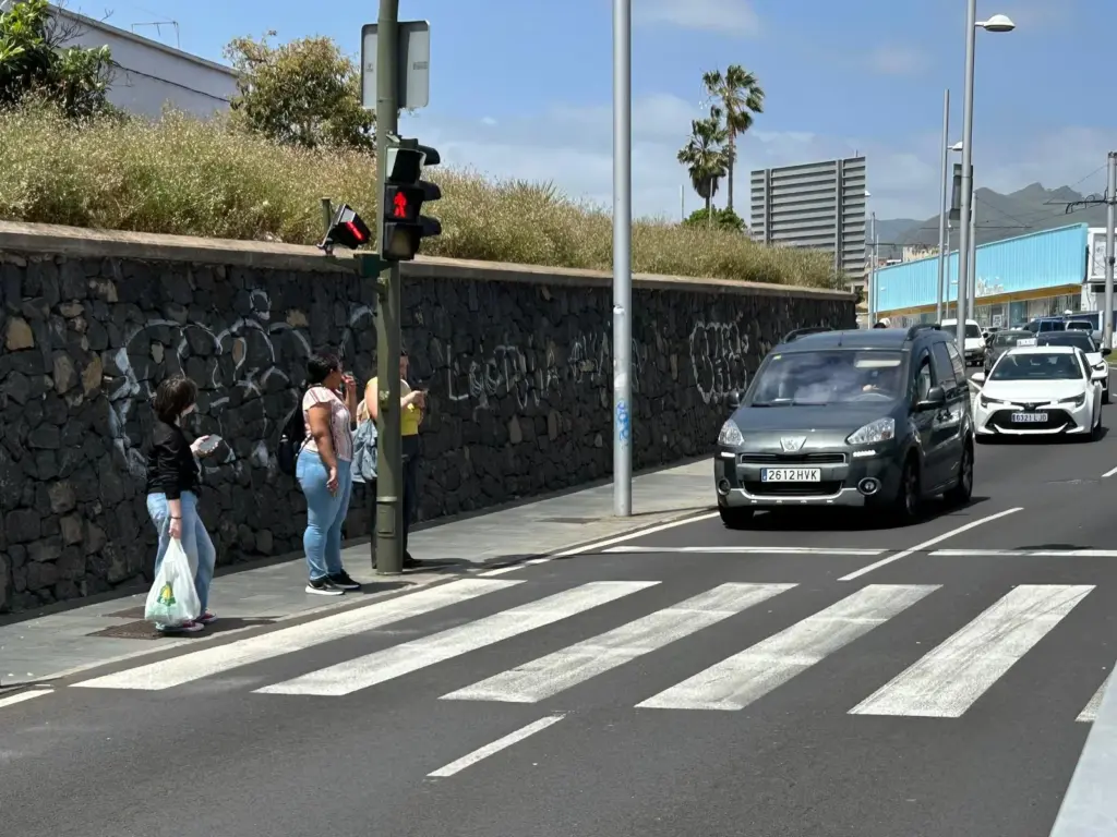 La Laguna instala un semáforo con luz sobre el suelo para peatones mirando el móvil