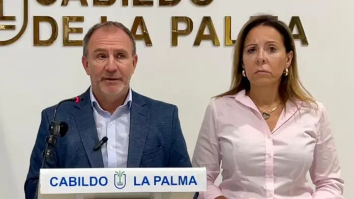 Sergio Rodríguez, presidente del Cabildo de La Palma, y Ángeles Fernández, consejera de Acción Social. Imagen Cabildo de La Palma
