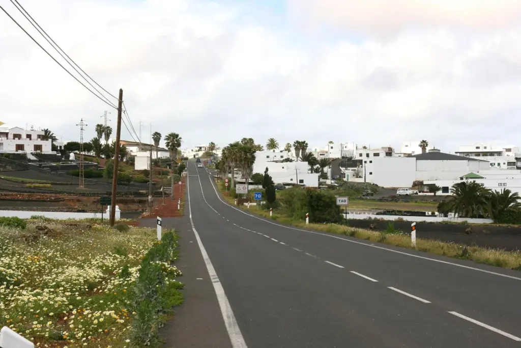 Carretera LZ-20 en el municipio de Teguise