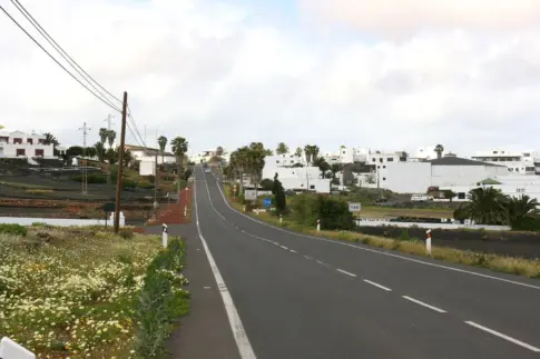 Tres heridos, uno de carácter grave, tras colisionar dos coches en Teguise
