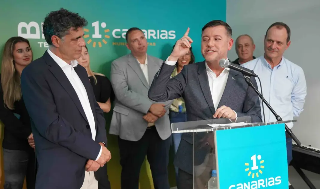 Teodoro Sosa y Óscar Hernández acompañaron a Fernando Suárez Falcón en el acto. Imagen cedida