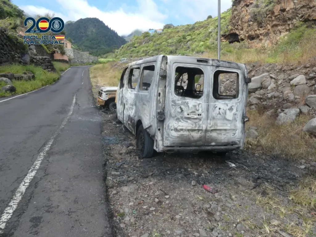 Los dos vehículos incendiados. Imagen Policía Nacional