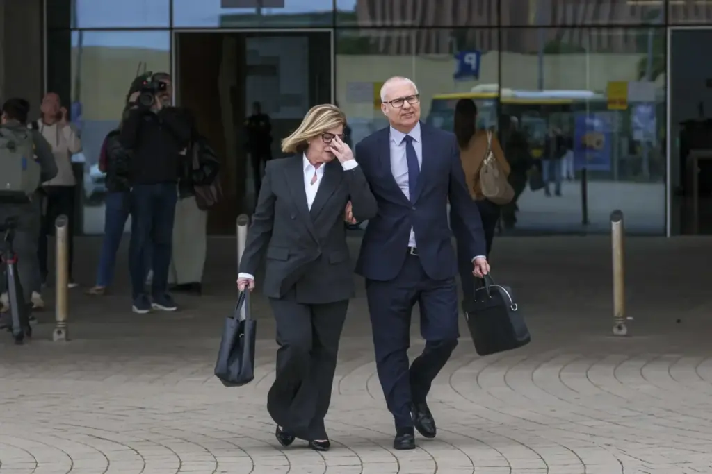 La exconcejal de Servicios Públicos de Las Palmas de Gran Canaria Inmaculada Medina abandona la Ciudad de la Justicia con su abogado, tras declarar ante el juez encargado del 'caso Valka'. EFE/ Ángel Medina G.