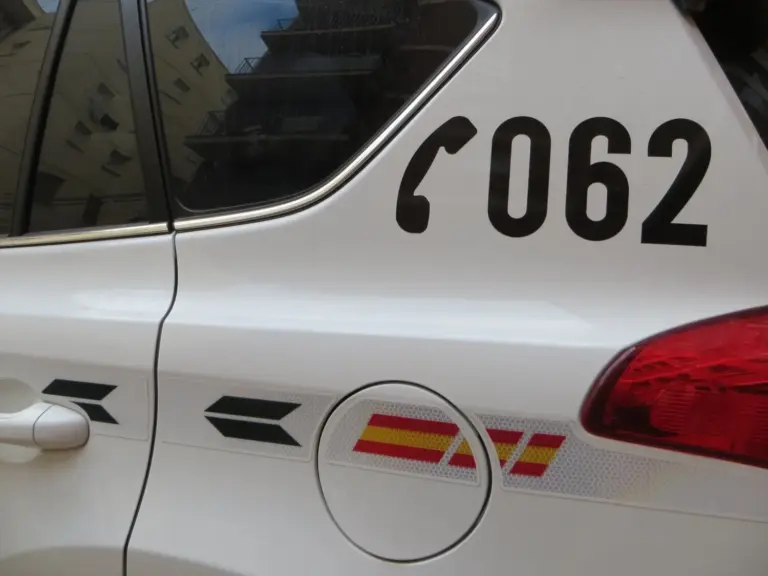 La Guardia Civil auxilia a varios vecinos tras el incendio de un vehículo en Arucas