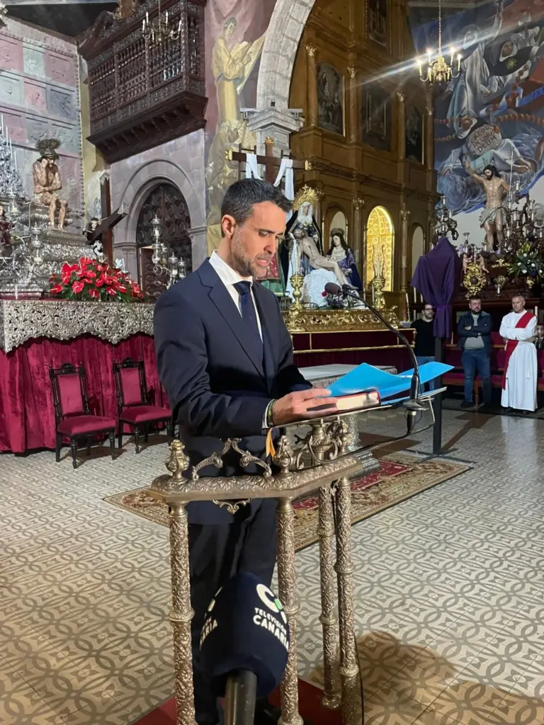 Máyer Trujillo lee la quinta palabra en la procesión del Cristo de La Laguna en Semana Santa 2026. Imagen: Patricia Santana