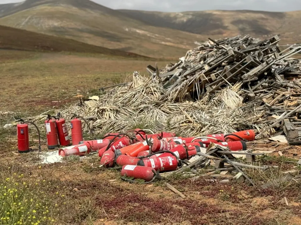 Extintores arrojados a un paraje natural en Tetir