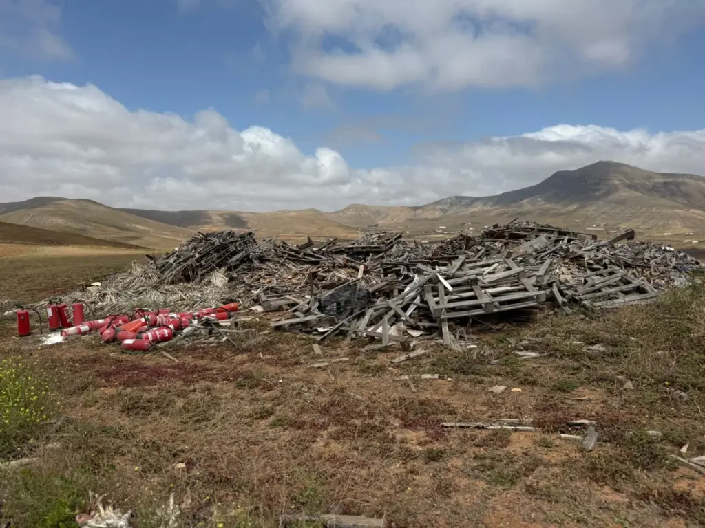 Extintores arrojados a un paraje natural en Tetir