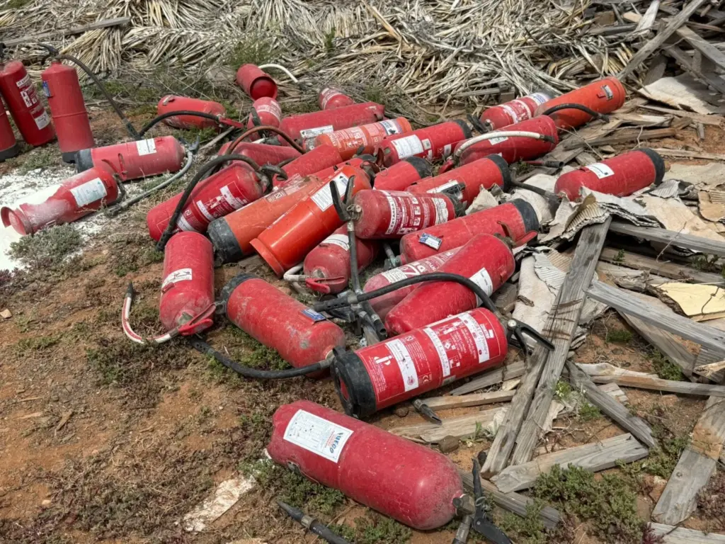 Extintores arrojados a un paraje natural en Tetir