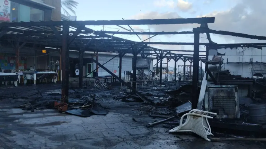 La zona de terrazas ha quedado calcinada en un incendio en Puerto de Santiago