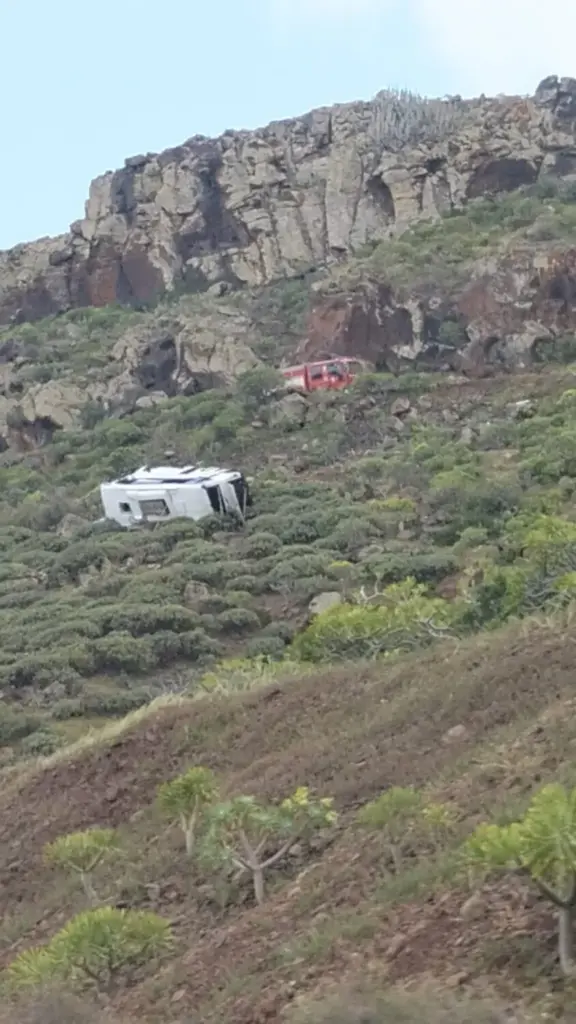 Un fallecido en La Gomera tras caer una guagua turística por un barranco