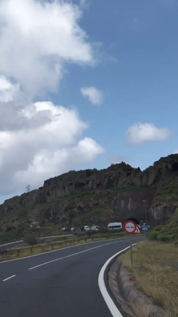 Un fallecido en La Gomera tras caer una guagua turística por un barranco