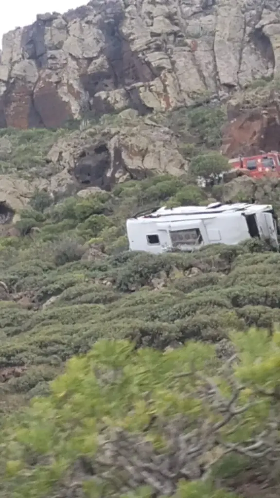 Un fallecido en La Gomera tras caer una guagua turística por un barranco