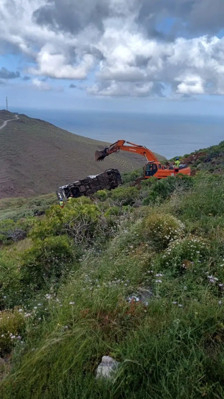 Un fallo en los frenos pudo ser la causa de la caída de una guagua por un barranco de La Gomera