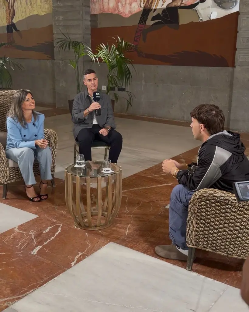 Imágenes de la entrevista al artista canario Quevedo para Televisión Canaria. Imagen RTVC