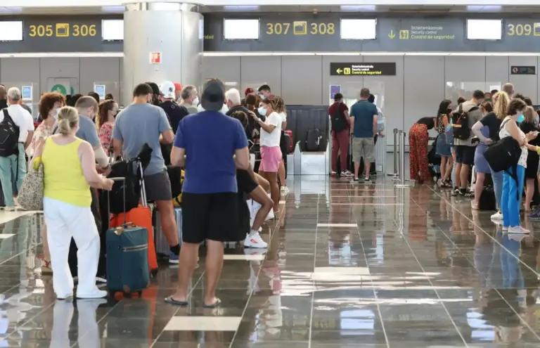 Los puertos y aeropuertos de las islas ya comienzan con la operativa del puente de mayo