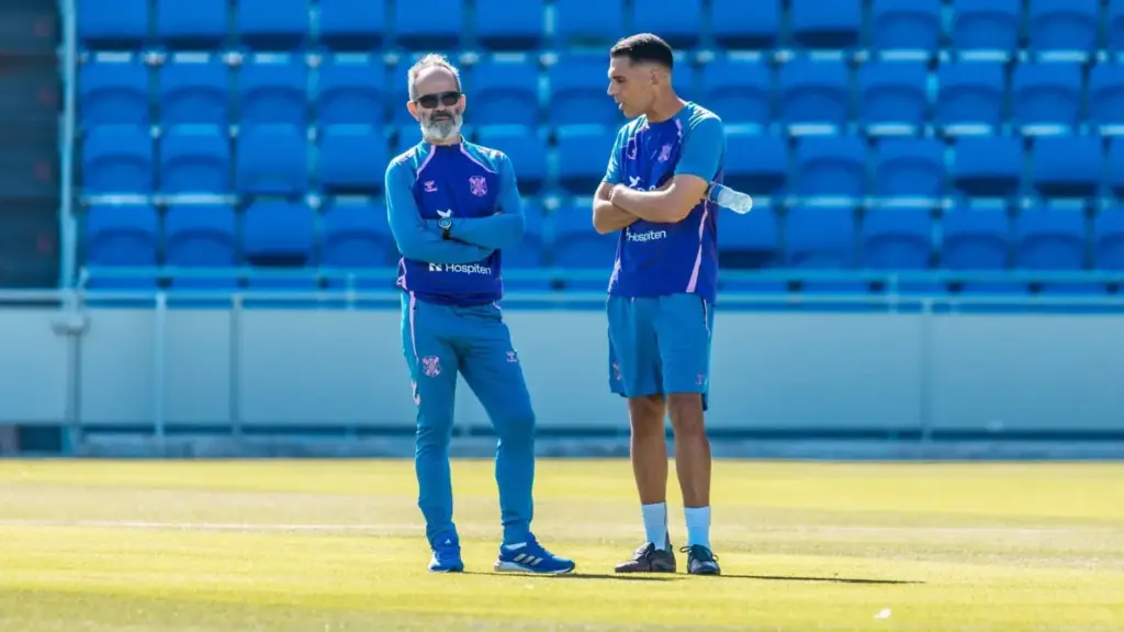 Álvaro Cervera (i) junto a su segundo entrenador, Roberto Perera, en un entrenamiento en el Heliodoro Rodríguez López / CD Tenerife