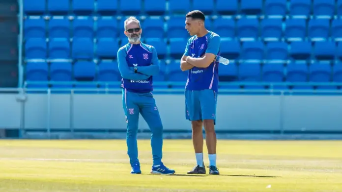 Álvaro Cervera (i) junto a su segundo entrenador, Roberto Perera, en un entrenamiento en el Heliodoro Rodríguez López / CD Tenerife