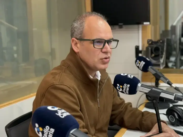 Antonio Acosta: «La piscina de Los Silos está ahora mismo en el suelo»