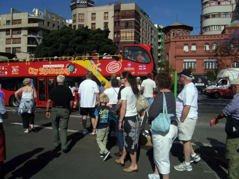 Más de mil residentes en Tenerife usan la guagua turística de Santa Cruz en Semana Santa