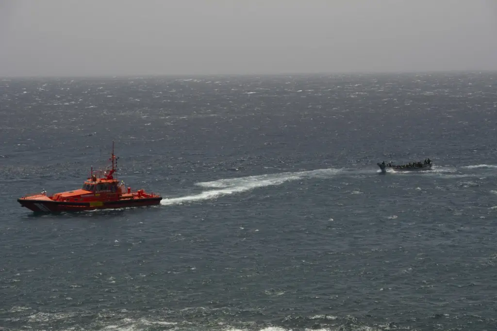 Al cayuco se le interceptó minutos antes de las 15.00 horas por un eco radar, motivo por el que la Guardia Civil contactó con el Centro de Salvamento Marítimo