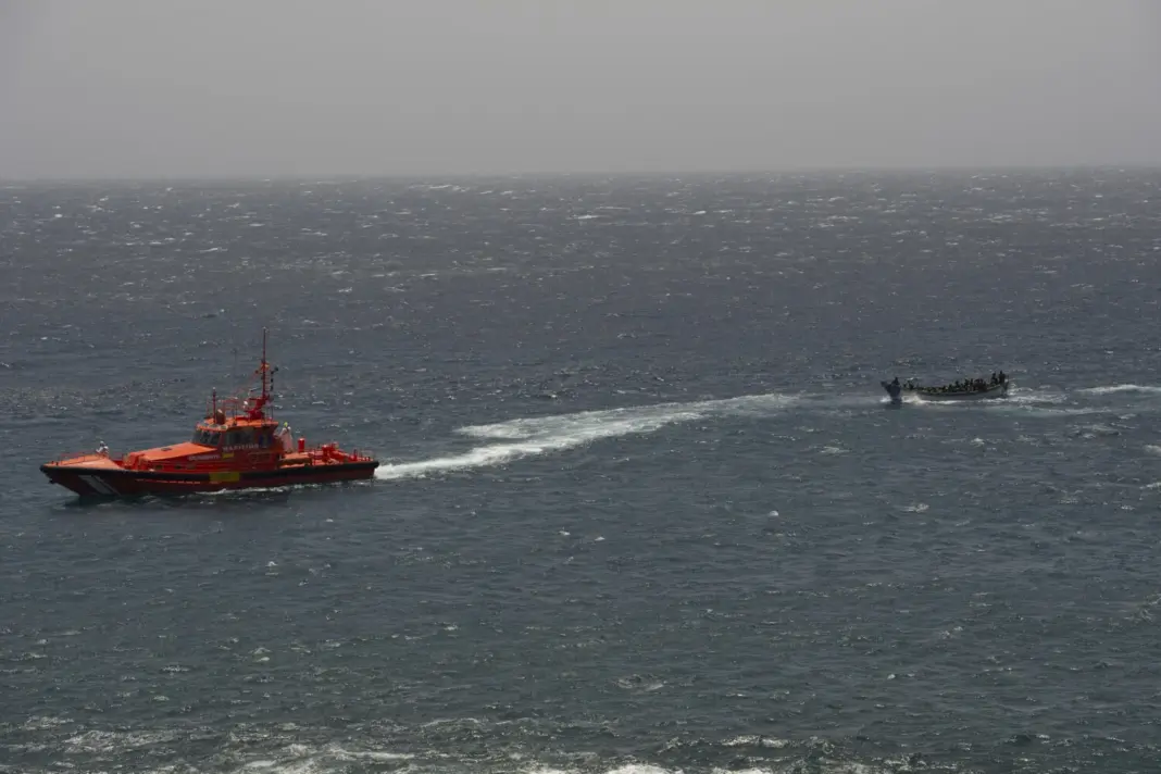 Al cayuco se le interceptó minutos antes de las 15.00 horas por un eco radar, motivo por el que la Guardia Civil contactó con el Centro de Salvamento Marítimo