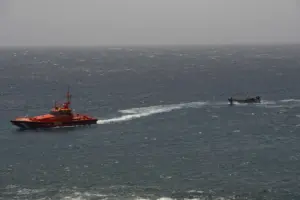 Al cayuco se le interceptó minutos antes de las 15.00 horas por un eco radar, motivo por el que la Guardia Civil contactó con el Centro de Salvamento Marítimo