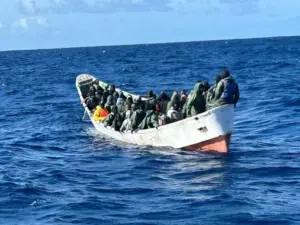 Cayuco con migrantes en las costas de Canarias. Imagen de recurso Europa Press