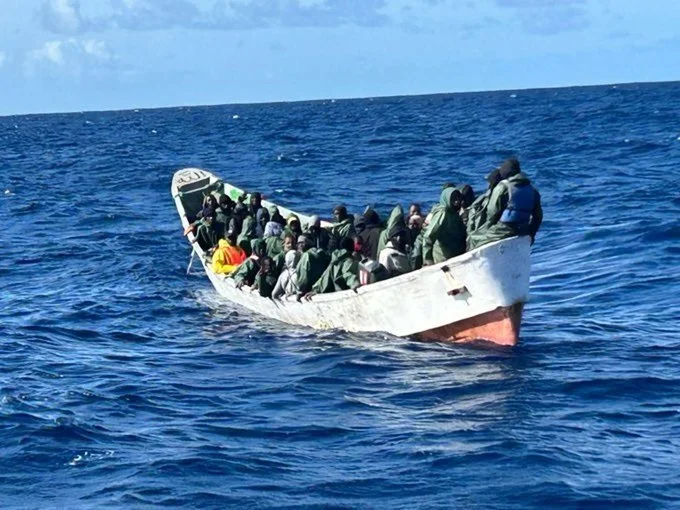 Cayuco con migrantes en las costas de Canarias. Imagen de recurso Europa Press