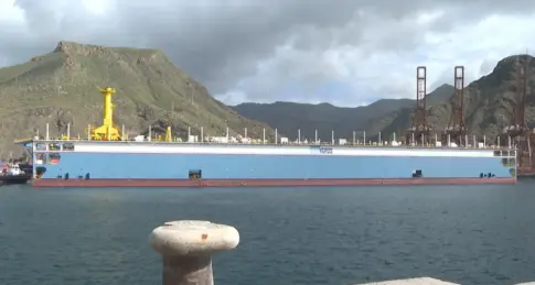 El dique flotante ‘Hidramar Ultra 22000’ reabre la puerta a las grandes reparaciones navales en el puerto de Santa Cruz