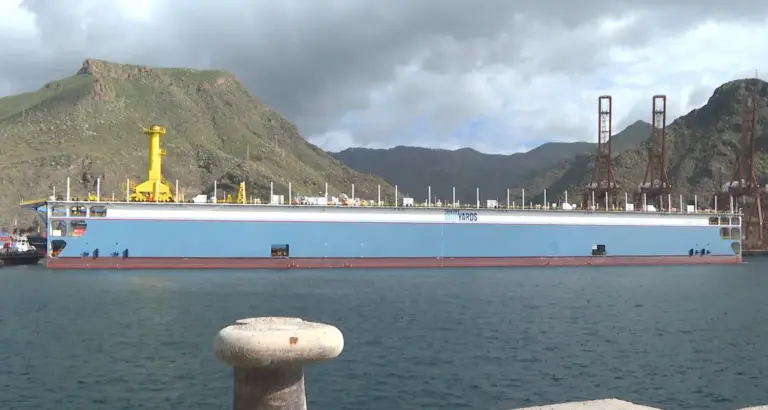 El dique flotante ‘Hidramar Ultra 22000’ reabre la puerta a las grandes reparaciones navales en el puerto de Santa Cruz