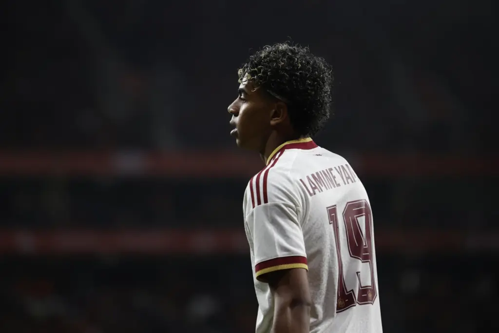 El delantero de la selección española de fútbol Lamine Yamal, durante el partido amistoso que las selecciones de España y Egipto disputan este martes en el RCDE Stadium de Cornellá-El Prat, en Barcelona. EFE/Alberto Estévez
