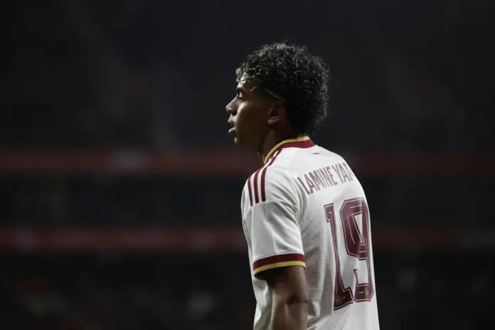 El delantero de la selección española de fútbol Lamine Yamal, durante el partido amistoso que las selecciones de España y Egipto disputan este martes en el RCDE Stadium de Cornellá-El Prat, en Barcelona. EFE/Alberto Estévez