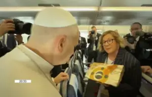 Una periodista española le ha entregado un pedazo de los restos de un cayuco arribado a La Restinga, en El Hierro