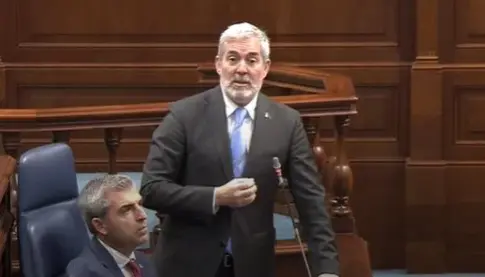 En directo | Pleno del Parlamento: Clavijo exige igualdad en la gestión aeroportuaria