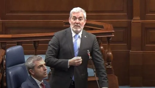 En directo | Pleno del Parlamento: Clavijo exige igualdad en la gestión aeroportuaria