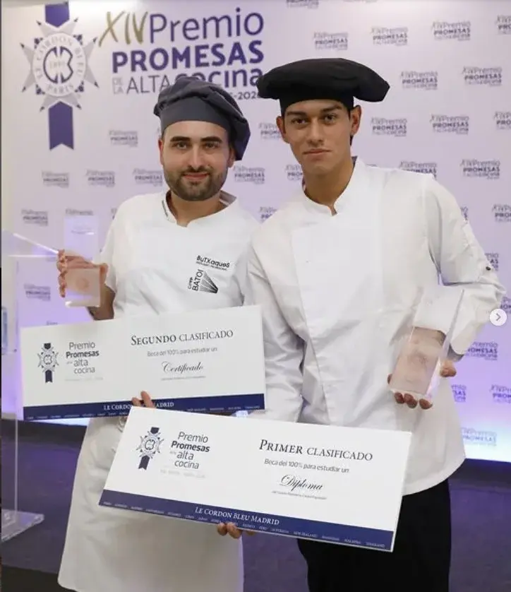Gabriel Navarro (a la derecha), es el ganador del premio Le Cordon Bleu a la promesa de la alta cocina