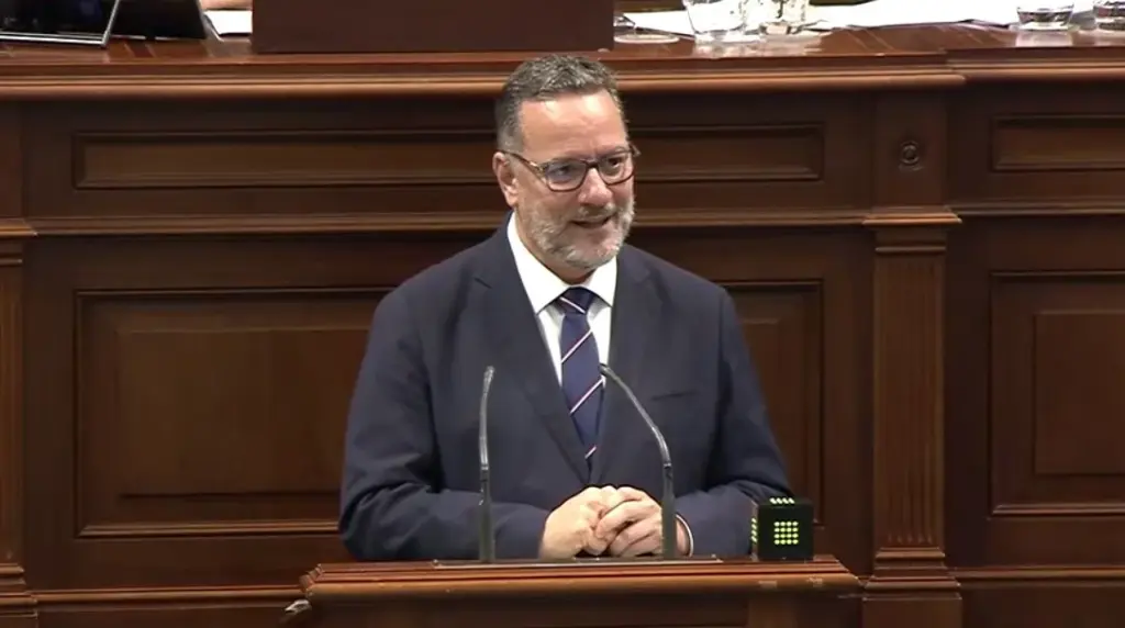 Poli Suárez, consejero de Educación, en el pleno del Parlamento de Canarias