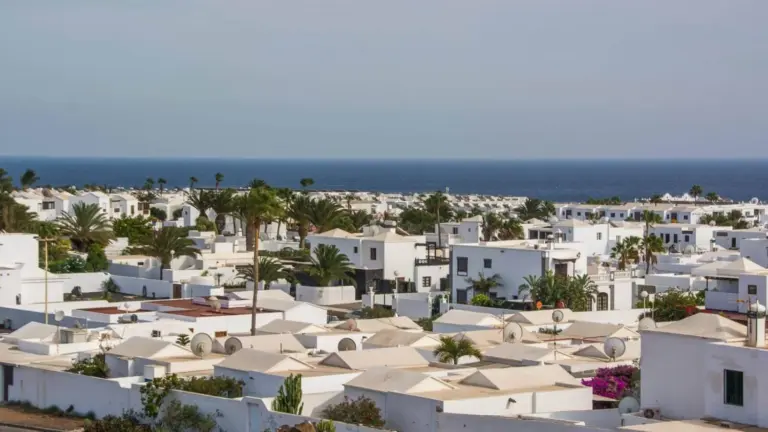 Unas velas encendidas provocan un incendio en un apartamento de Puerto del Carmen en Lanzarote