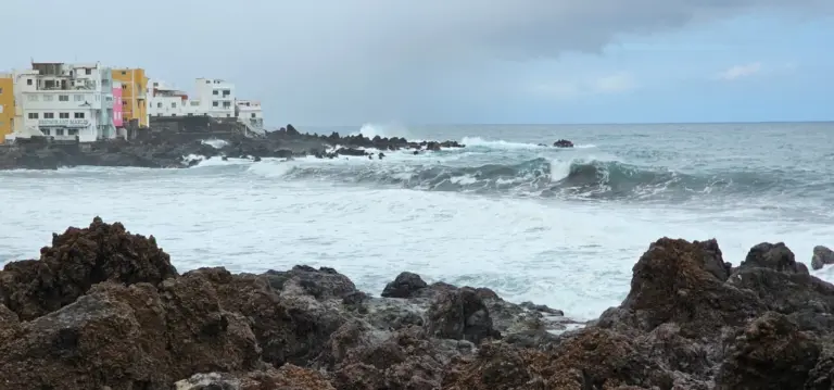 El viento y el oleaje, protagonistas este domingo en Canarias