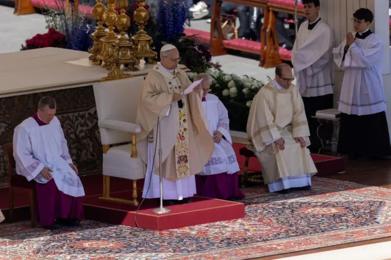 El Papa oficia su primera Misa de Resurrección y pide en el ‘Urbi et Orbi’ que se abandonen las armas