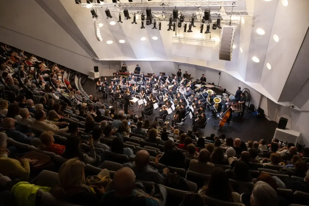 La jornada en el Auditorio de Tenerife ha comenzado con la actuación de la Agrupación Musical Cruz Santa, una formación con más de ocho décadas