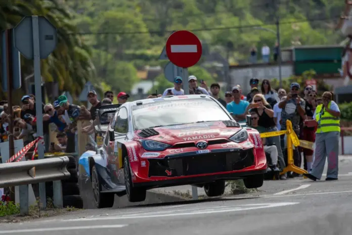 El Rally Islas Canarias ha superado su primera etapa con éxito y se encamina a un sábado que supone la jornada más larga