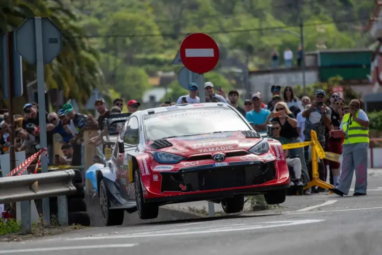El piloto sueco Solberg desafía al nueve veces campeón del mundo Ogier en el Rally Islas Canarias