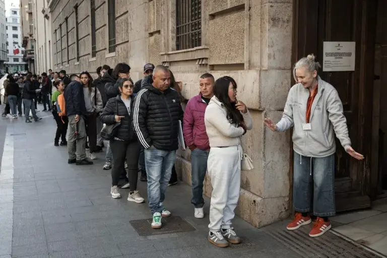 Los migrantes ya pueden pedir cita presencial o solicitar la regularización ‘online’