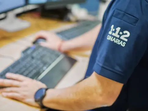 Heridas de carácter moderado tras caer su turismo por un barranquillo en Candelaria